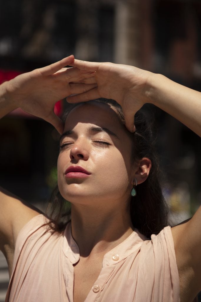 Otra jornada calurosa en León: temperaturas superaron los 30 grados este jueves Relajación y bienestar en naturaleza, mujer disfrutando sol, estilo de vida saludable y mindfulness.