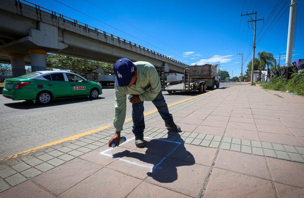 Delineador de aceras, reparación y mantenimiento de calles, trabajo vial en la ciudad, profesional en obras urbanas.