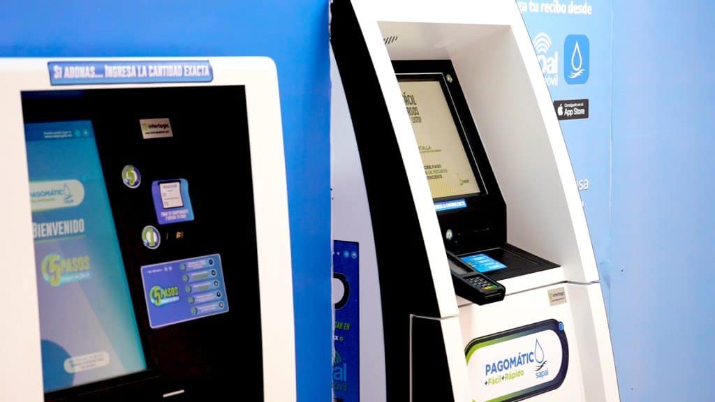 Terminal de pago automático Pagomático en estación de servicio, fácil y rápido.