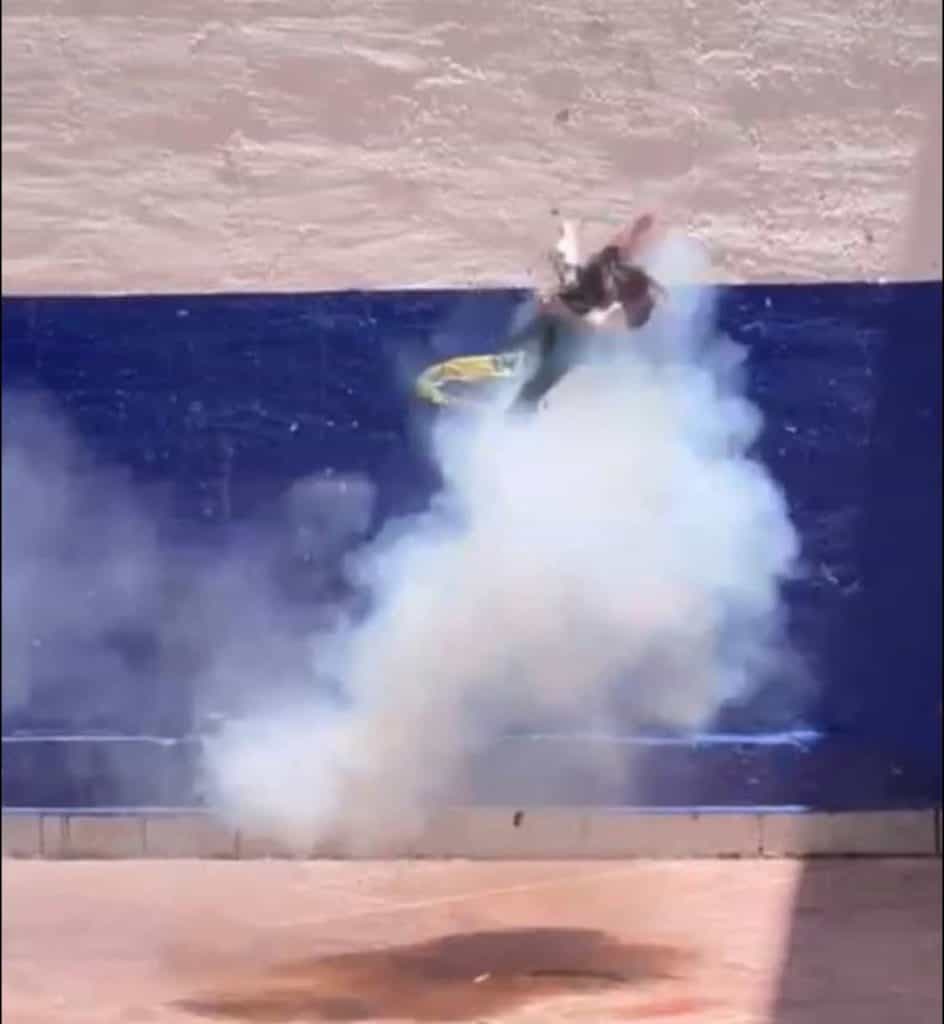 Salto espectacular de gato en acción, creatividad y agilidad en la ilustración visual.