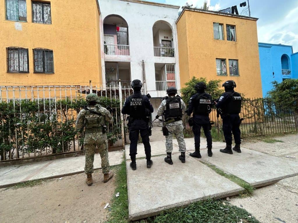Cateo en León deja dos detenidos y asegura drogas, dinero e inmueble 1. Policías y militares en operación en vecindario de coloridas casas en Cuentamelo.