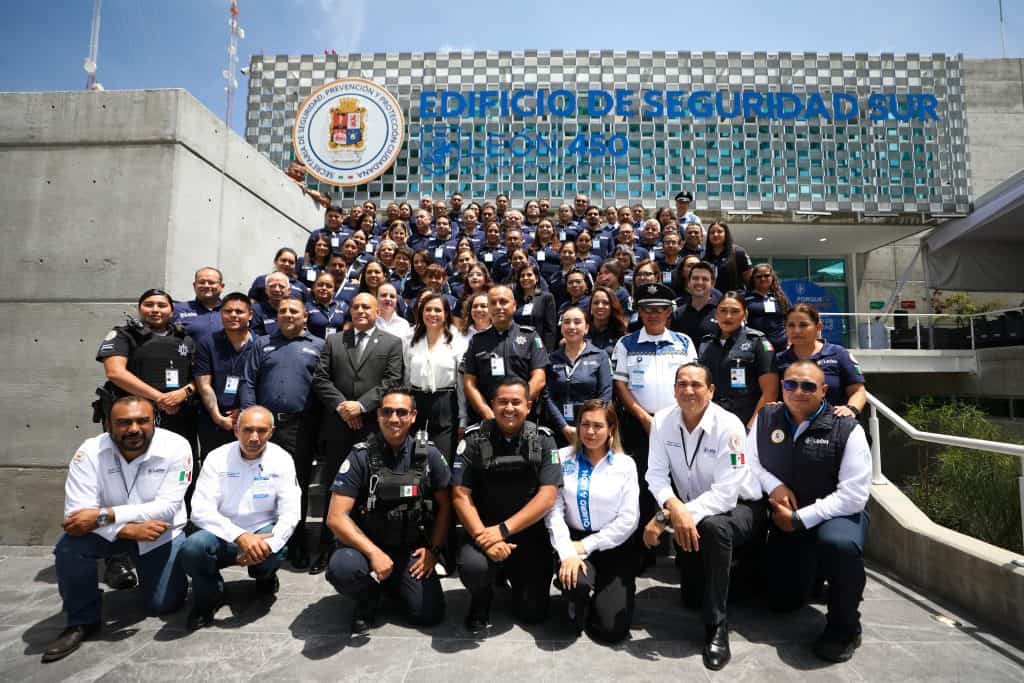 1. Grupo de policías y personal de seguridad en el edificio de seguridad sur en León.