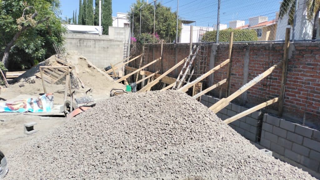 – Construcción de muro de block y concreto para proyecto en mampostería.