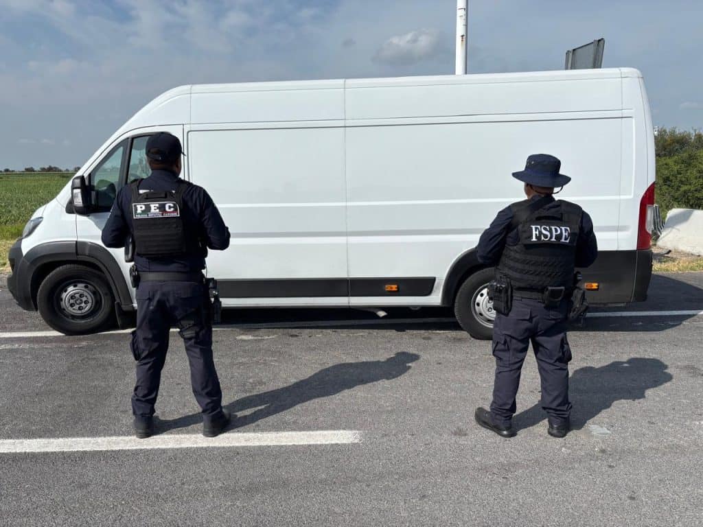 1. Policía de la Fiscalía de Seguridad Pública estatal en vigilancia en carretera.