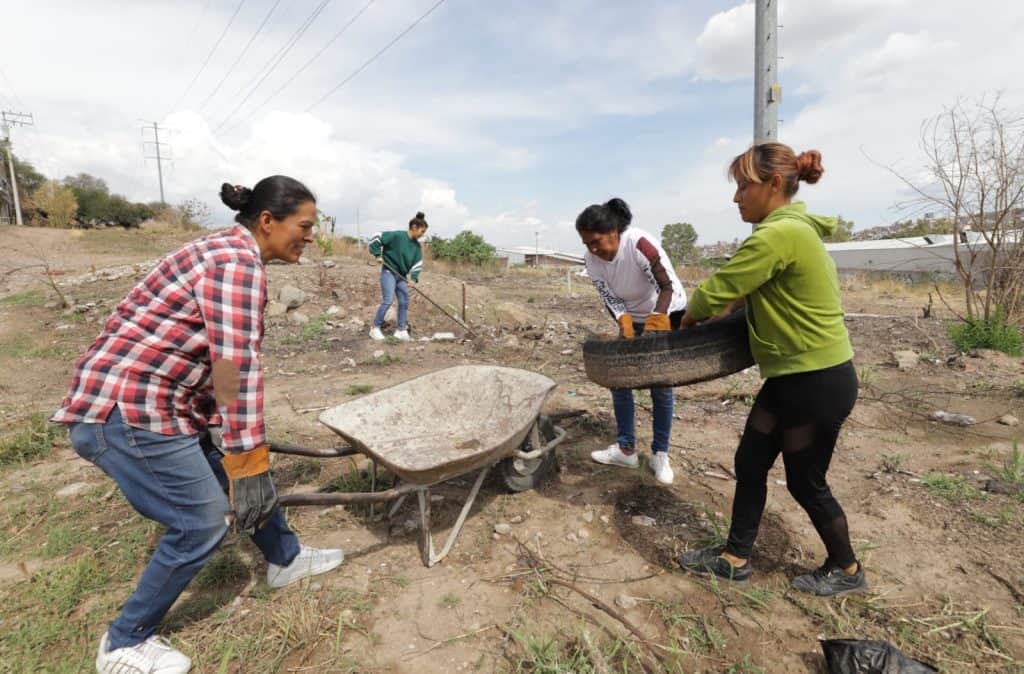 Personas colaborando en limpieza de parque en comunidad de México.