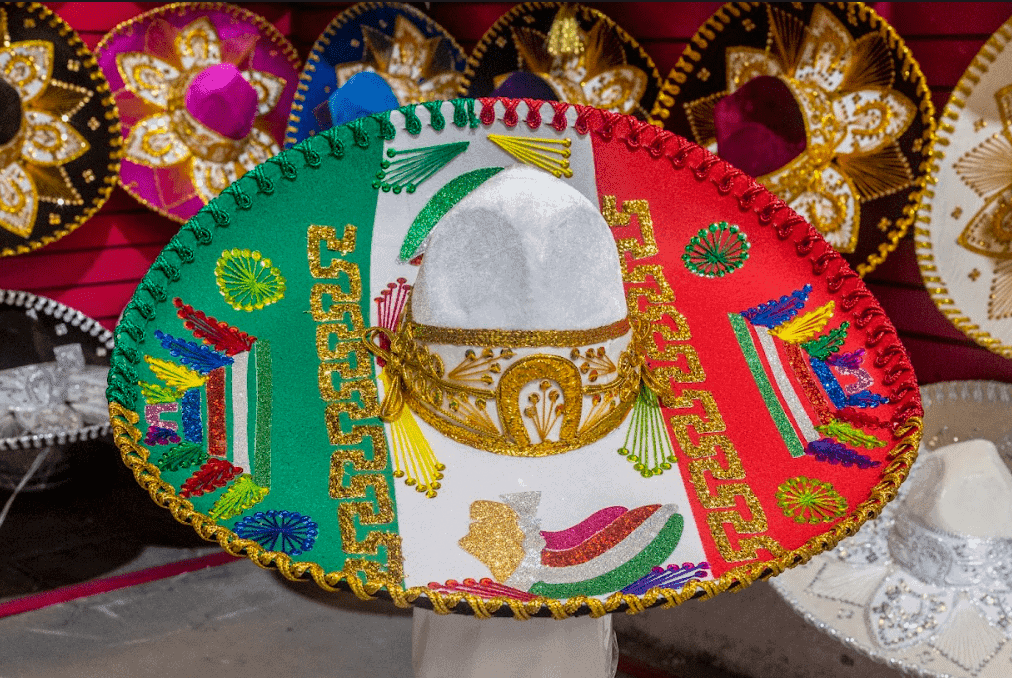 Sombreros Salazar cruza fronteras con apoyo del Gobierno de Guanajuato: tradición que conquista mercados internacionales Sombrero tradicional mexicano con bandera y decoraciones coloridas para festivales.
