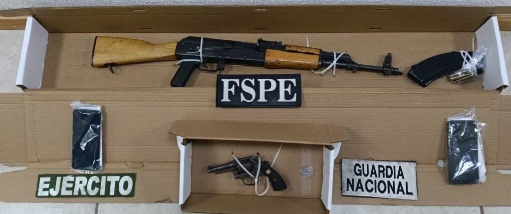 Armas y evidencia asegurada por la Guardia Nacional y el Ejército Mexicano.