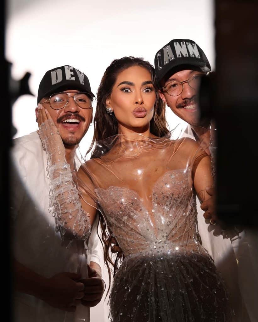 Vestido de fiesta transparente con detalles brillantes y estilo moderno para eventos especiales.