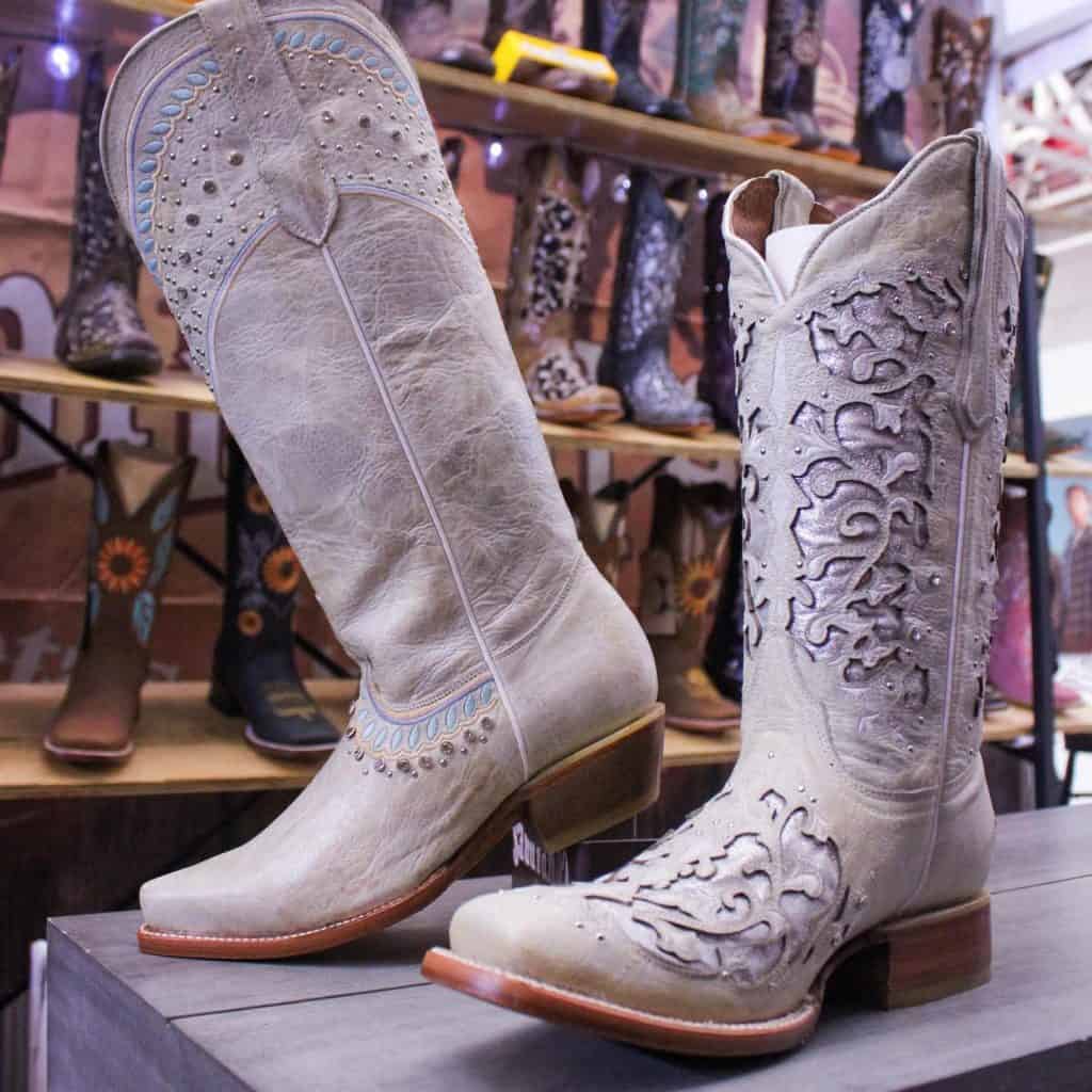 Zapatos de charro tradicionales en tienda de calzado mexicano. Diseño elaborado en piel y detalles decorativos únicos.