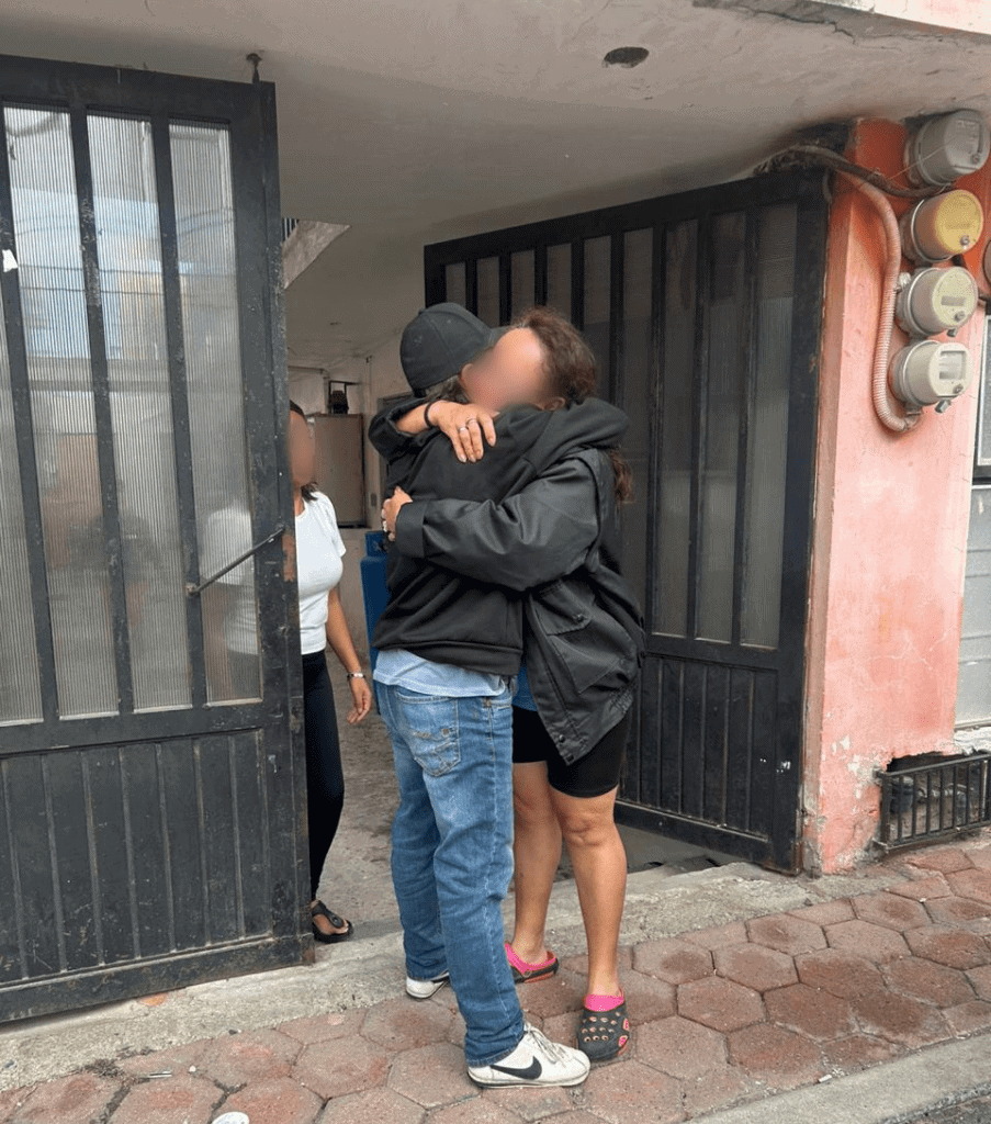Frustra Escuadrón Antiextorsión secuestro virtual y rescata a adolescente de Apaseo el Alto Abrazo emocional entre dos personas en la calle, muestra de apoyo y cariño.