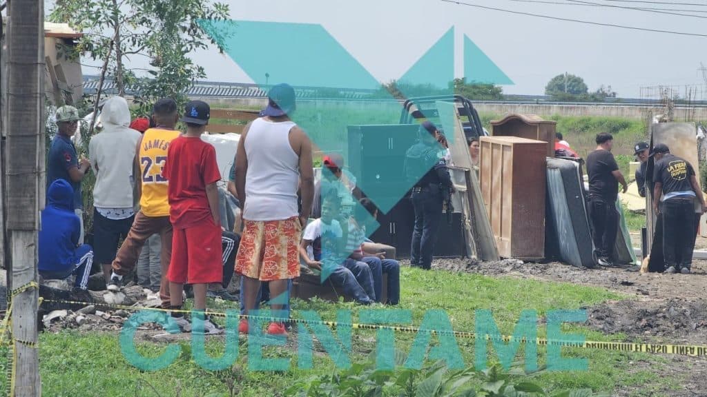 Personas en escena de accidente de tránsito en México, con autoridad y comunidad presente.