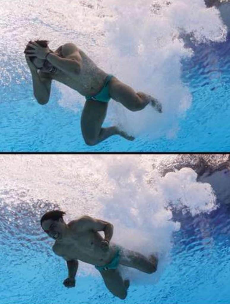 Bañista en el agua nadando con estilo libre.