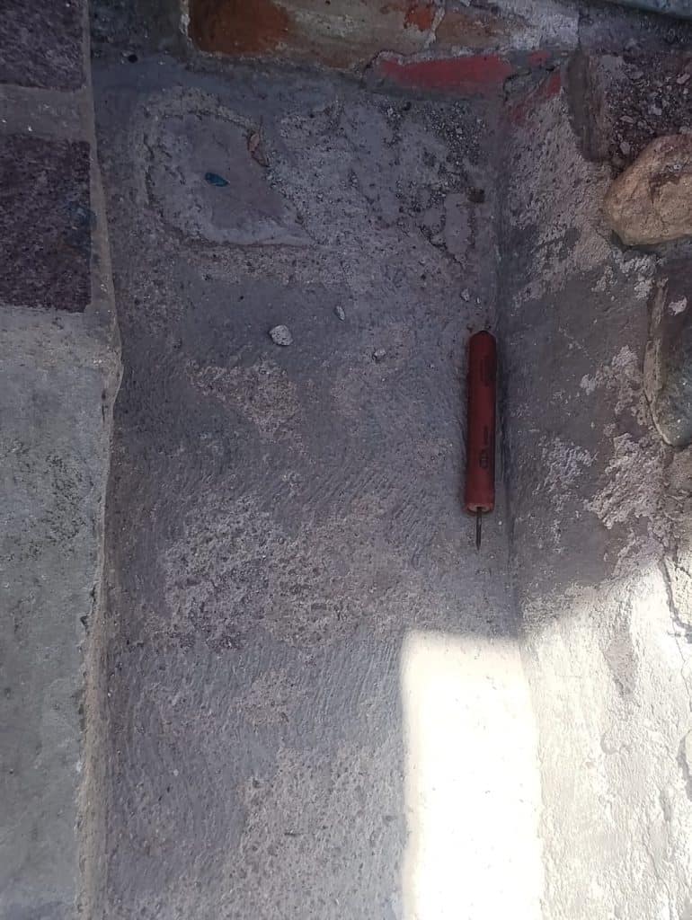 Sierra de carpintero en un espacio de construcción, herramienta esencial para trabajos en madera.