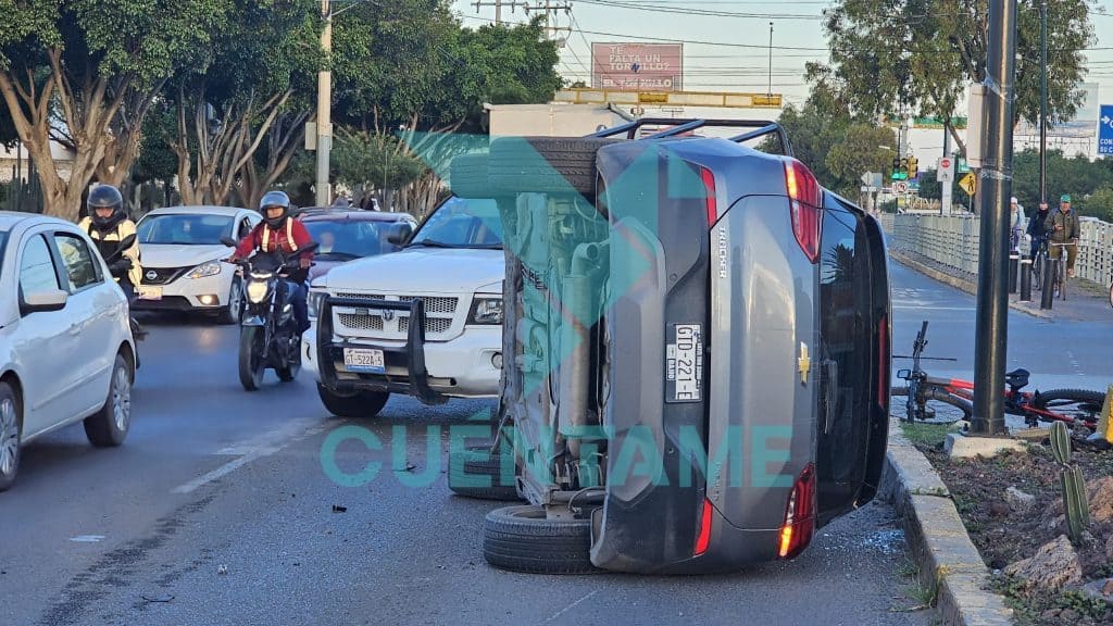 Choque de coche volcado en calle concurrida, accidente automovilístico en ciudad, emergencia vial.