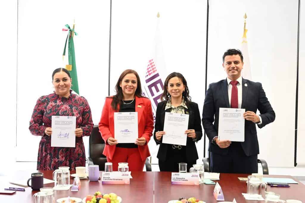 1. Mujeres y hombre con certificados en evento oficial, inauguración o firma de convenio.