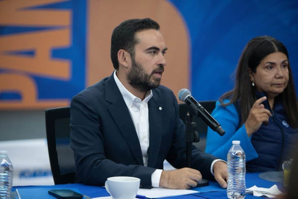 1. Político en conferencia, realizando un discurso en evento público en México.