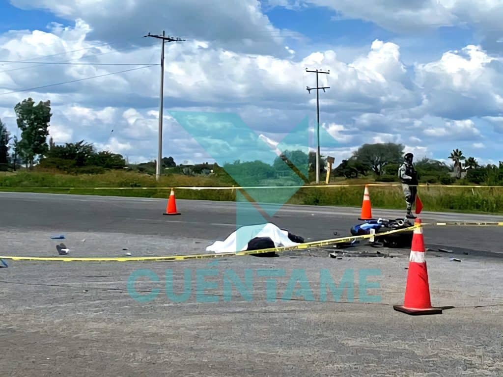 Motociclista pierde la vida tras impactarse contra pipa en carretera Lagos de Moreno-León Mueren ciclista tras accidente de tránsito en carretera rural en México.