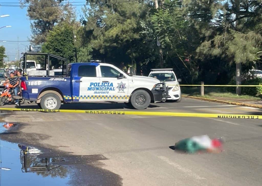 Trágica mañana en Irapuato: Dos Personas Pierden la Vida en Accidente Vial Accidente vial con presencia de policía municipal en Izcalli, accidente con víctima en la calle.
