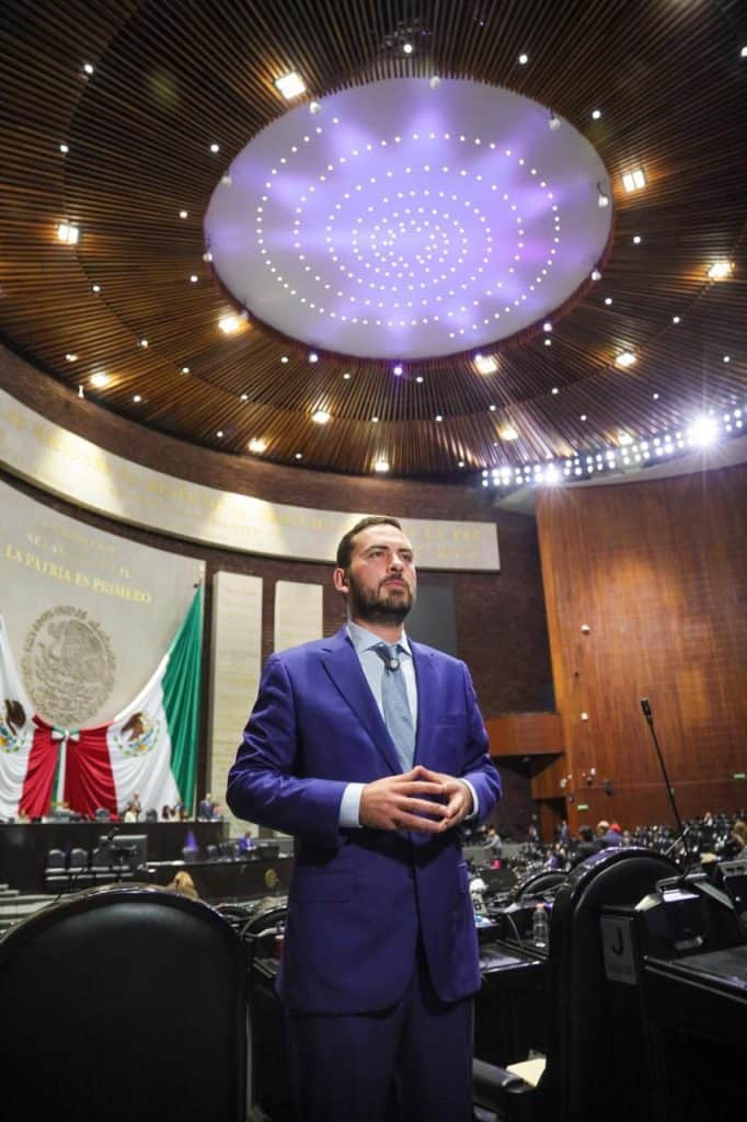 El Acueducto Presa Solís–León no es una ocurrencia; Defiende obra Diputado Alan Márquez 1. Hombre en sala de sesiones del Congreso de México con techo de madera y luces 100% relevant.