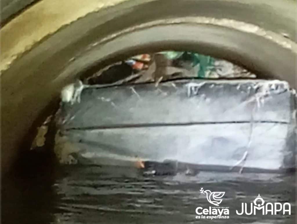Tirón de cable en las vías del tren, procedimiento de mantenimiento en infraestructura ferroviaria.