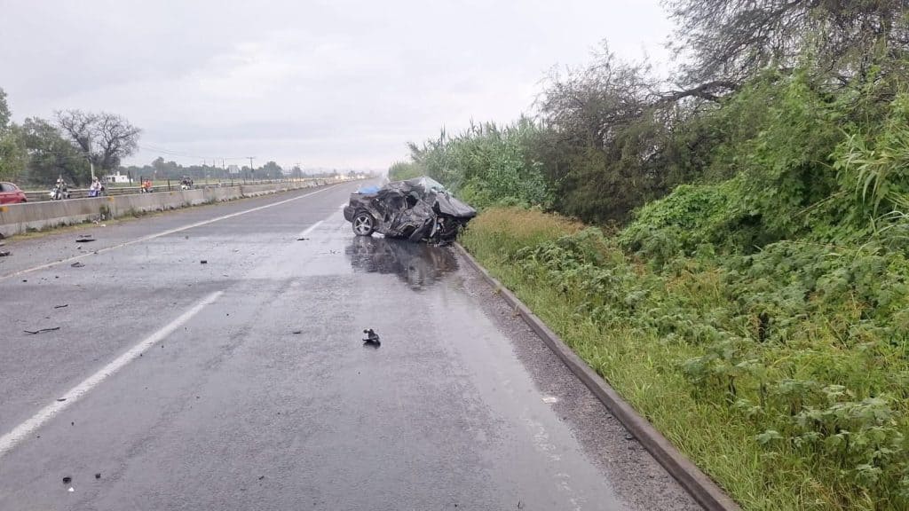 Accidente de coche en carretera, vehículo destrozado tras accidente de tránsito en México.