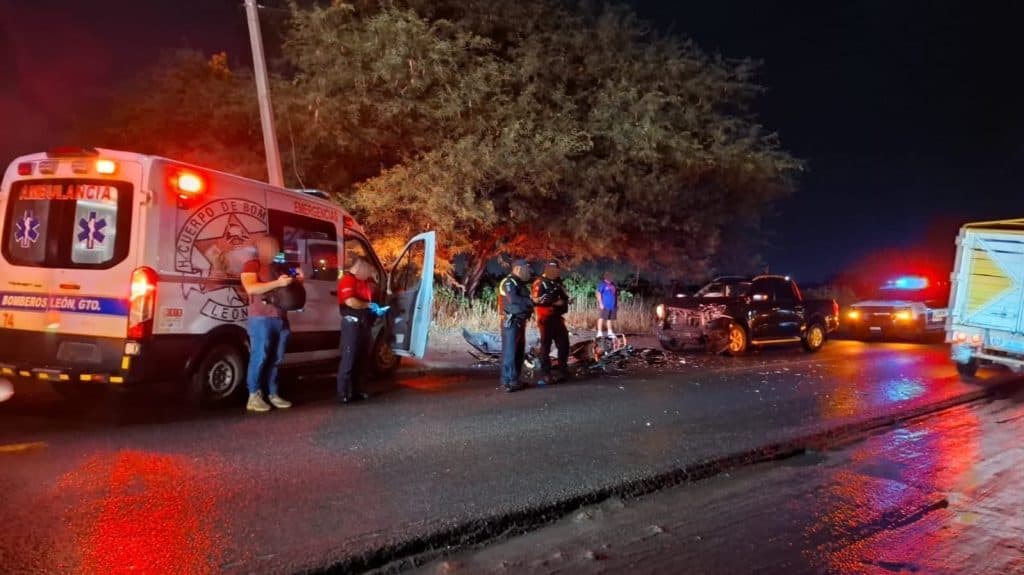 Choque automovilístico en carretera de León, atención de emergencia y autoridades en el lugar.