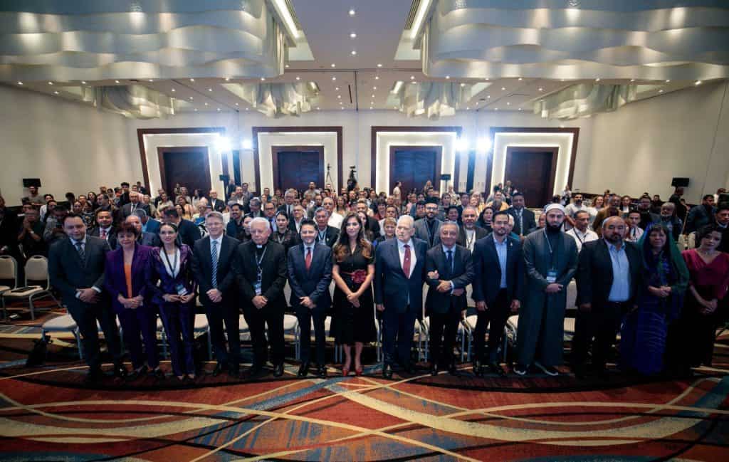 Guanajuato, punto de encuentro nacional en materia de libertad religiosa Amplia imagen de un seminario con asistentes de diferentes países en un auditorio moderno, en un evento de networking y liderazgo.