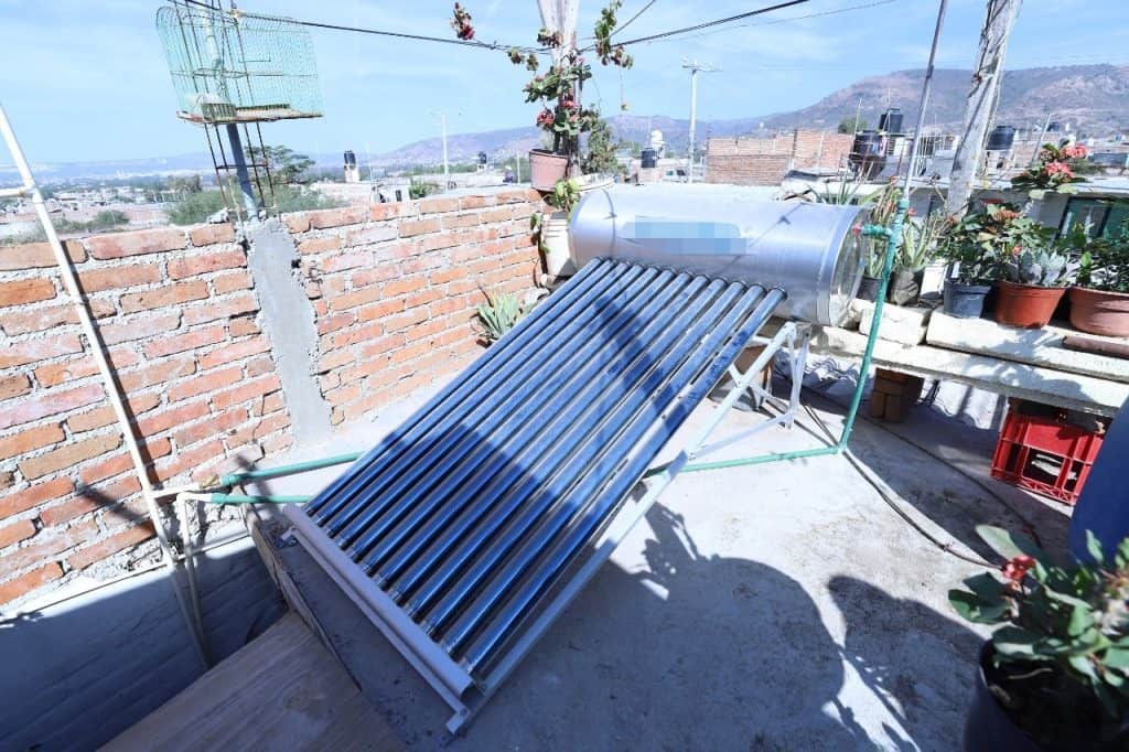 Panel solar para calentamiento de agua en azotea en zona urbana.