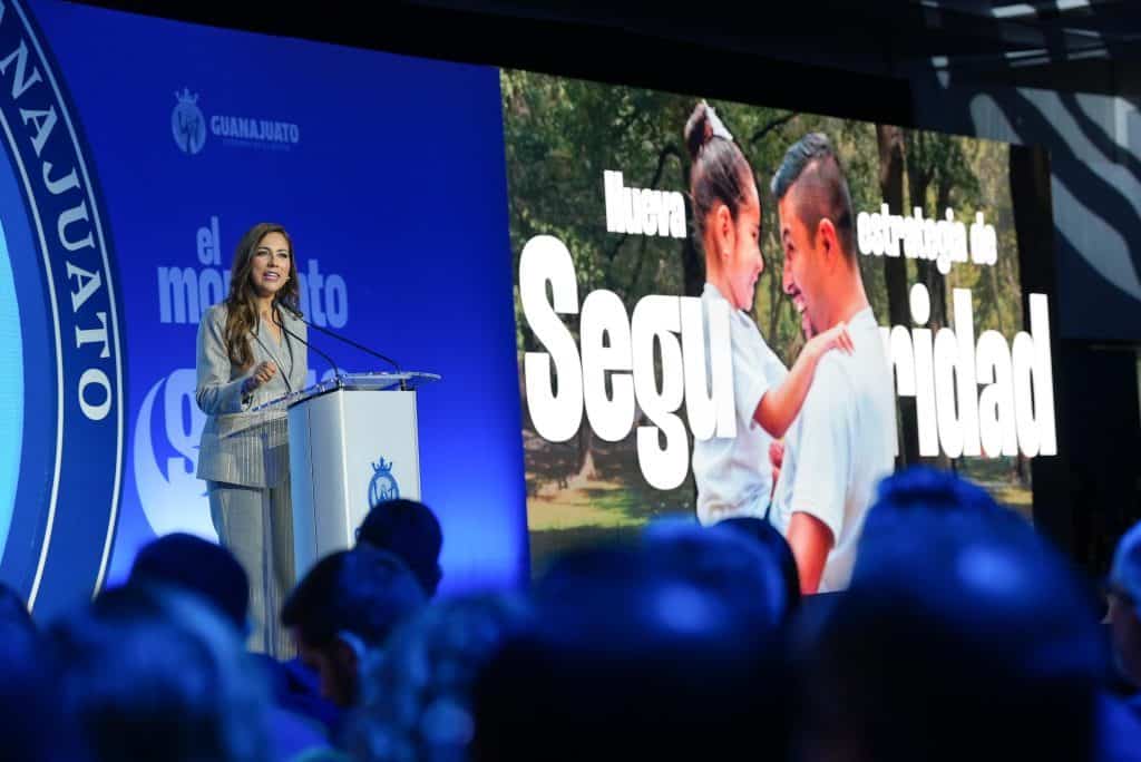 Amor y unión familiar en campaña de gobierno de Guanajuato, México.