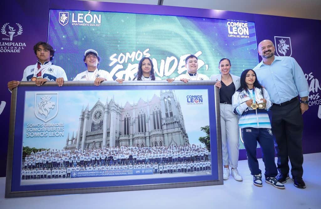 León conquista la Olimpiada Nacional 2025: gana 6 de cada 10 medallas de Guanajuato Niños atletas con medallas en ceremonia de reconocimiento en León, celebración de logros deportivos.