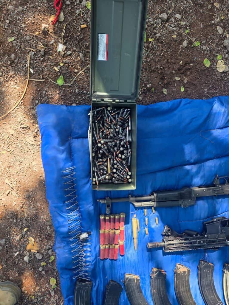 1. Cartucho de municiones y arma en superficie azul, peligro armas de fuego.