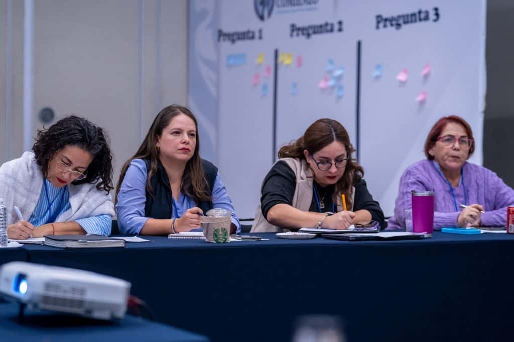 1. Mujeres en conferencia participante en taller de comunicación y sensibilización sobre temas sociales.
