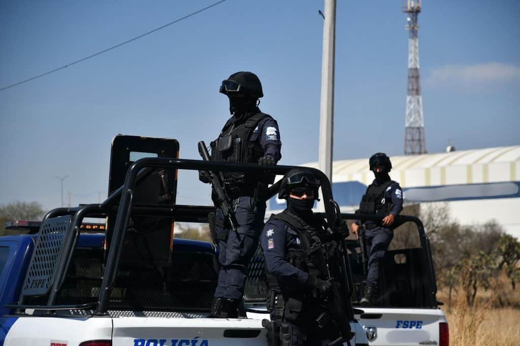 Policías armados en patrulla en México, seguridad y protección ciudadana en acción.
