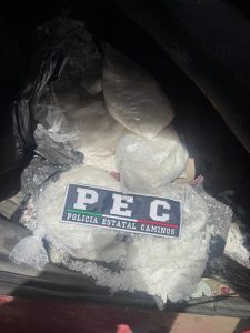 Una evidencia de decomiso de drogas por parte de la Policía Estatal Caminos, en bolsas plásticas transparentes con una insignia de P.E.C.