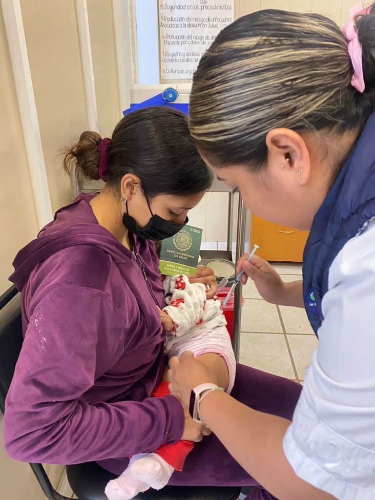 Vacunación infantil en clínica pediátrica, cuidado y salud para niños y bebés, vacunando con profesionalismo.