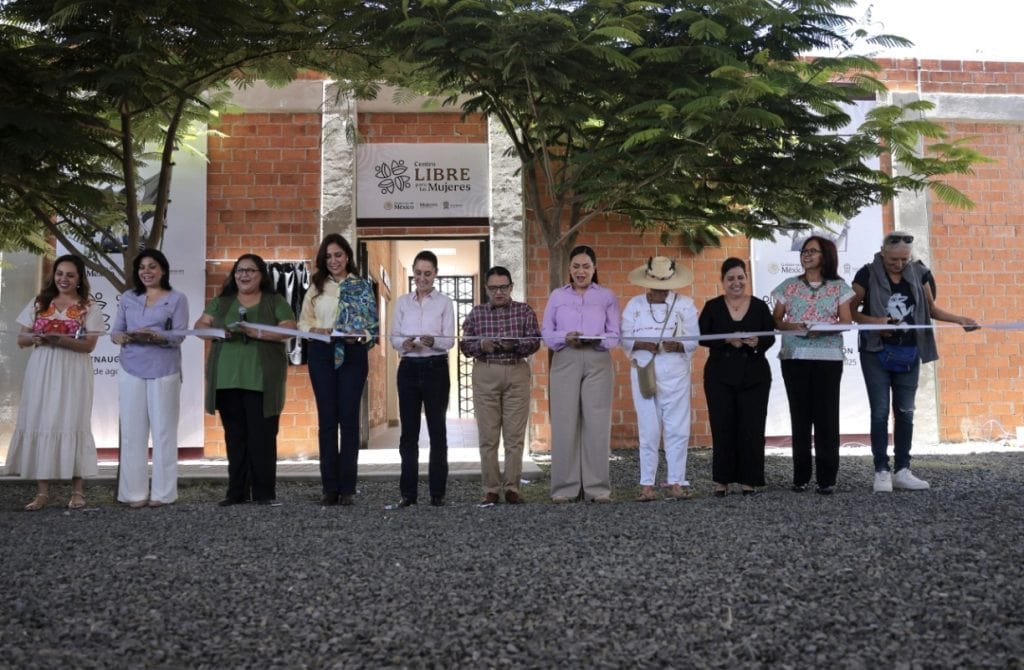 1. Mujeres participando en inauguración del Centro Libre de Mujeres en México.