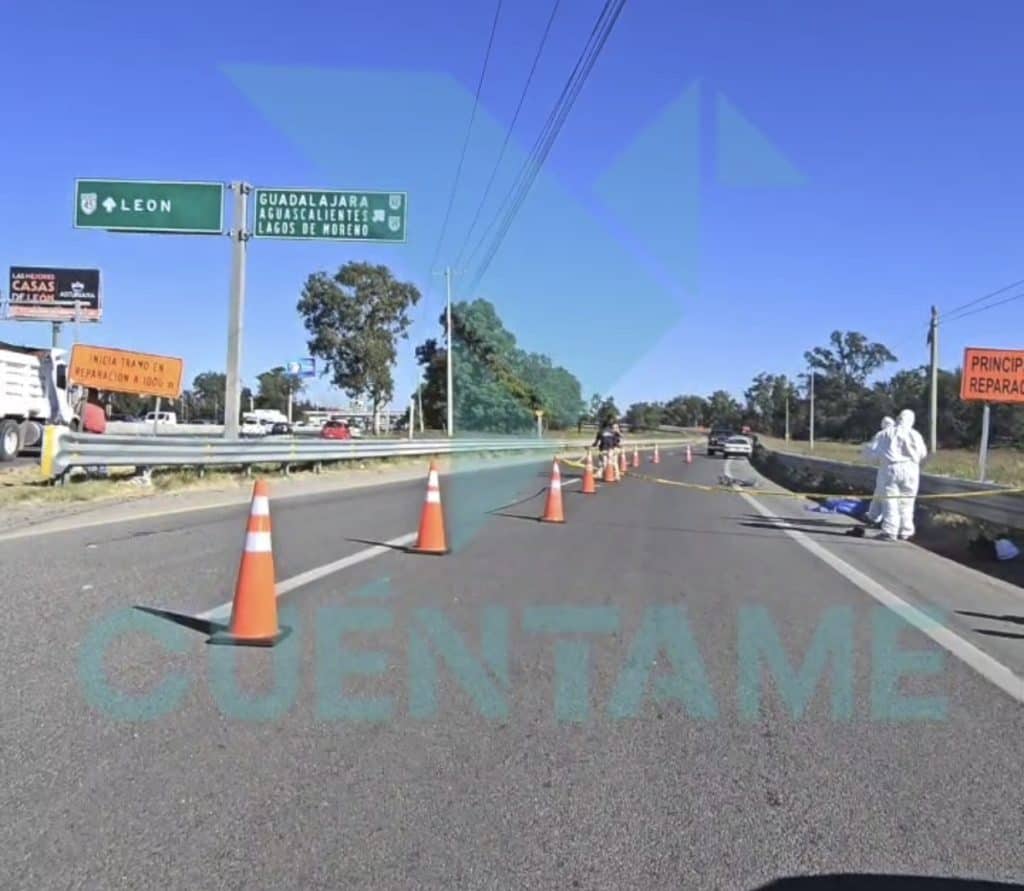 Operativo de reparación en carretera rumbo a Guadalajara, señalización y trabajadores en el sitio.