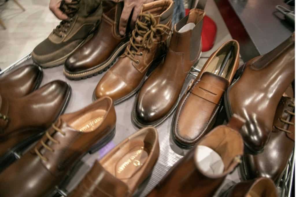 Zapatos de cuero para hombre, calzado elegante y clásico en diversos estilos y tonos marrón.