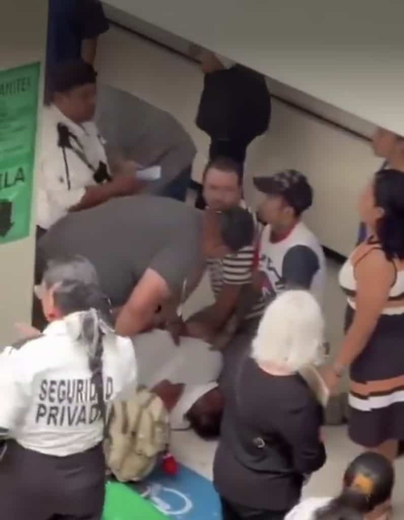 Menores siendo atendidos en una emergencia en un establecimiento público, en torno a la seguridad y atención a menores.