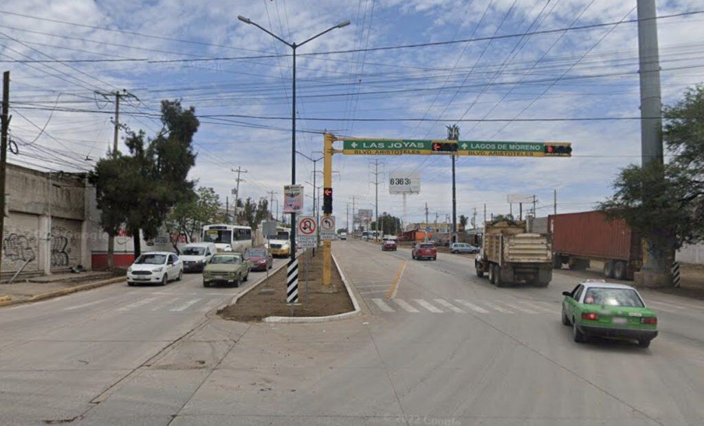 Tráfico en cruce vial en Las Joyas y Lagos de Moreno, Zapopan, Jalisco, México.
