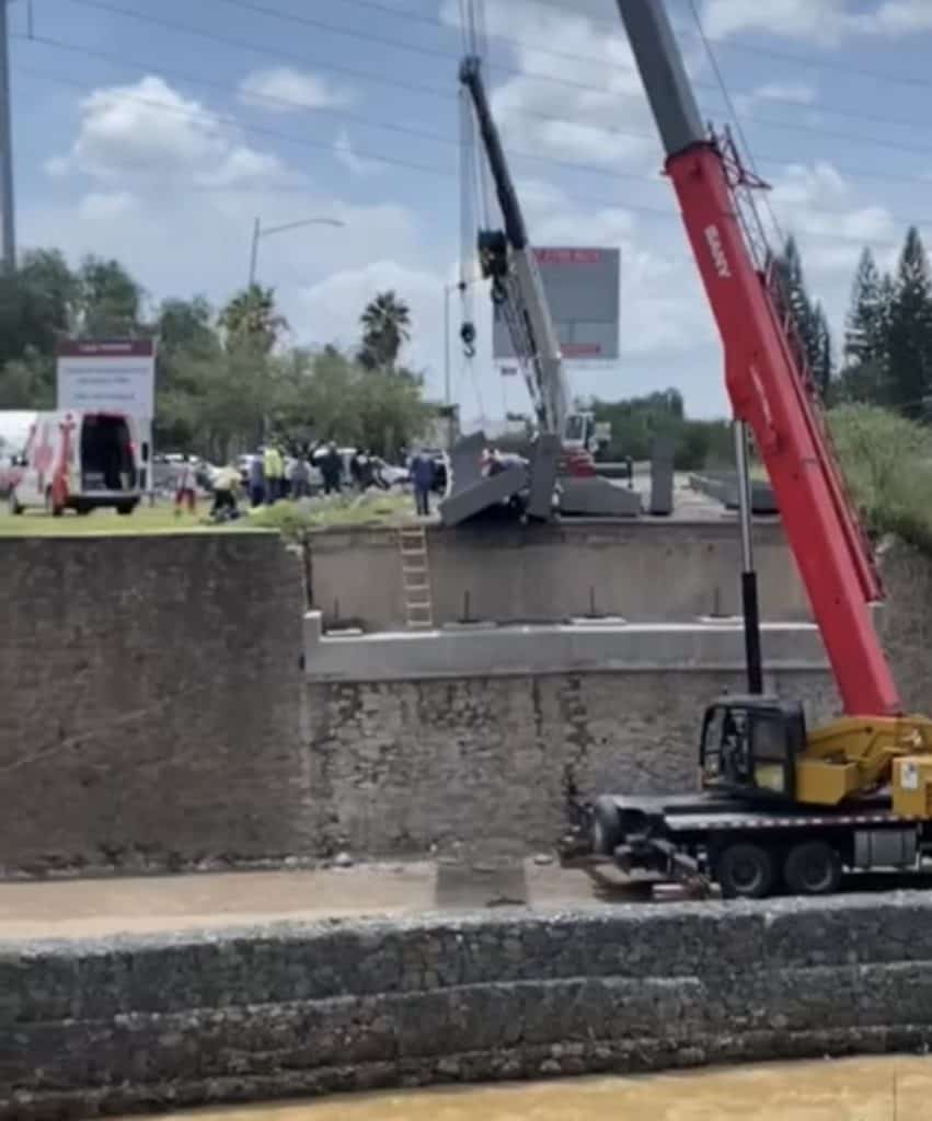 Remoción de socavón en la calle con grúa y maquinaria de construcción.