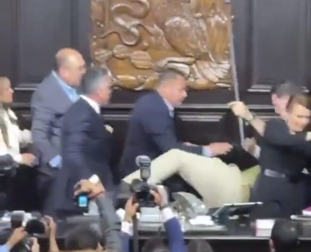 Golpe en discurso político en México, disturbios y agresiones en evento oficial.