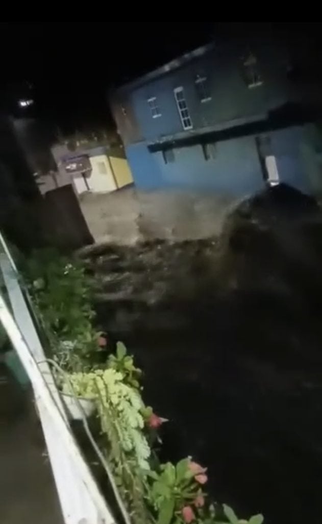 1. Inundación en calles de Cuentamel, peligrosas y peligrosas lluvias en la ciudad.