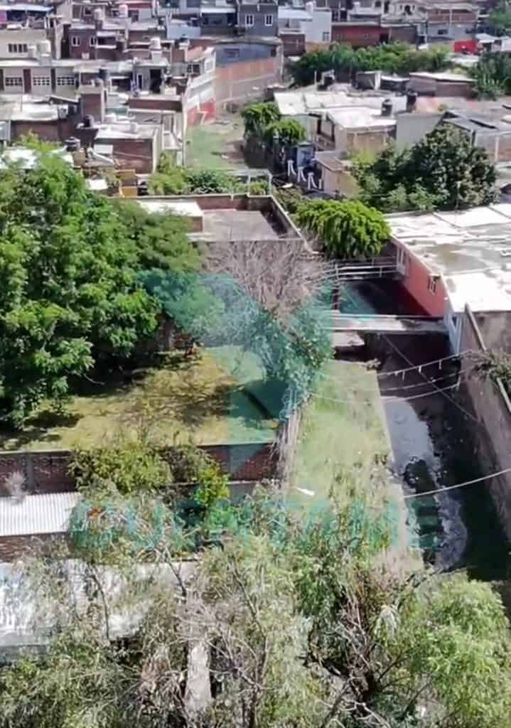 Catástrofe en Urireo, Salvatierra: Desbordamiento del río Guanajuato deja viviendas destruidas y familias desplazadas Cercanía urbana con casas y árboles en un barrio de la ciudad de Mexico.