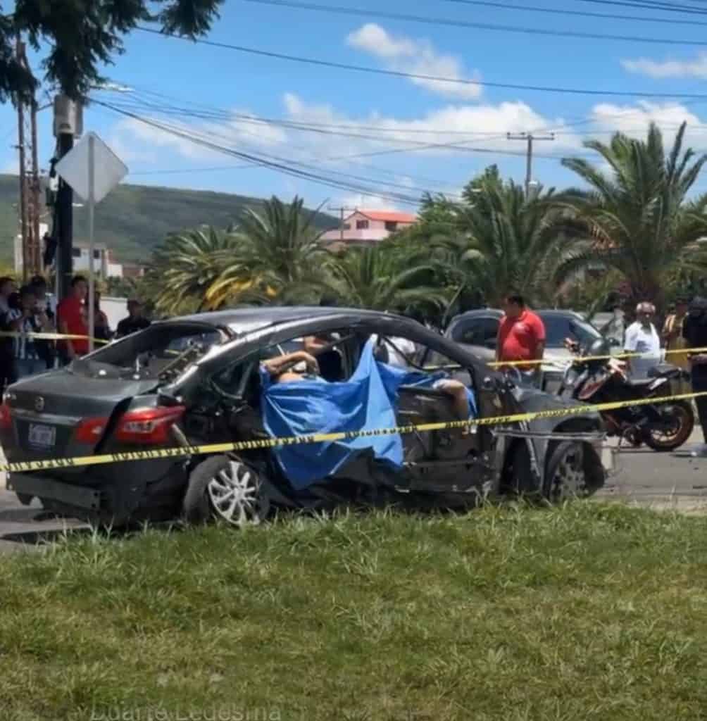 Accidente de coche grave, vehículo dañado y escena de emergencia en la calle.