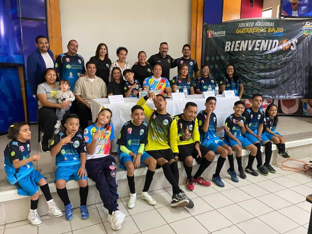 Fútbol infantil en evento Cuentame, niños y entrenadores posando con equipo del torneo nacional Guerrero Bajío.