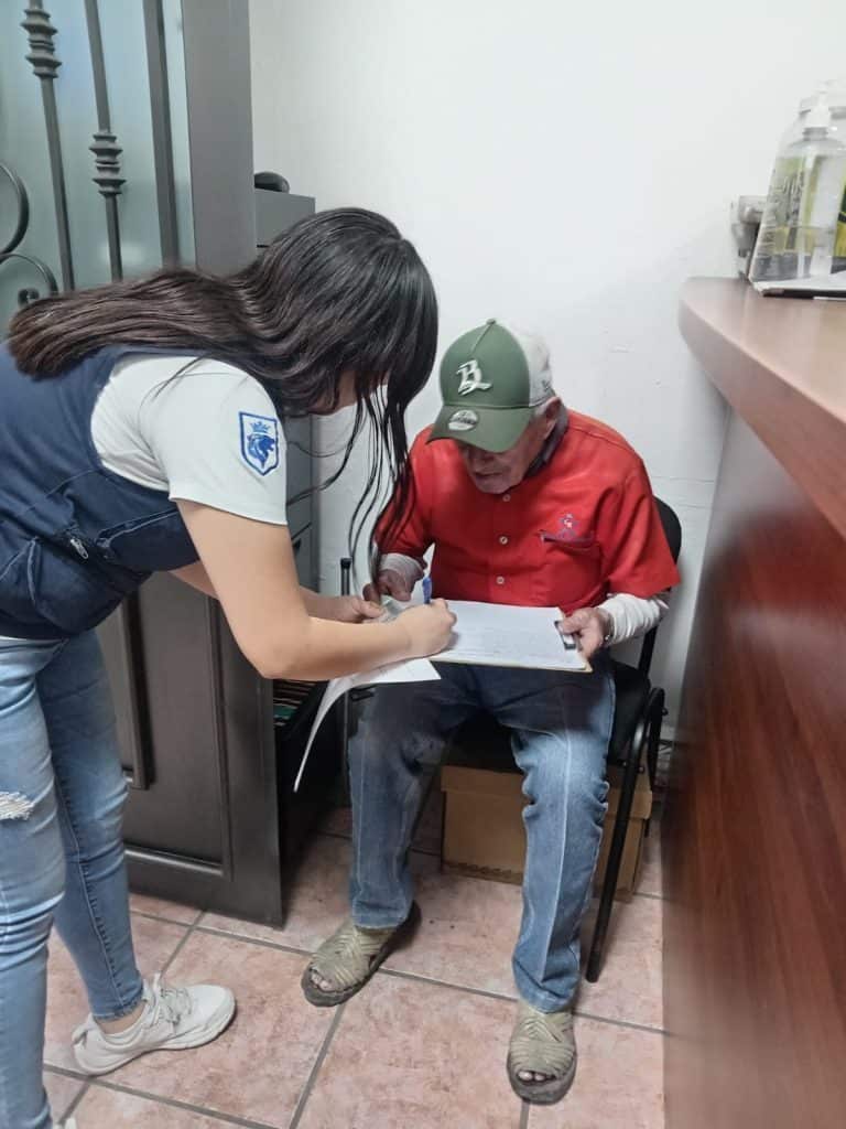 Más de 3.6 millones de viajes gratuitos para adultos mayores en León con el programa municipal de transporte Asesoramiento y apoyo a adultos mayores en el centro de atención. Servicios de acompañamiento y gestión de trámites.