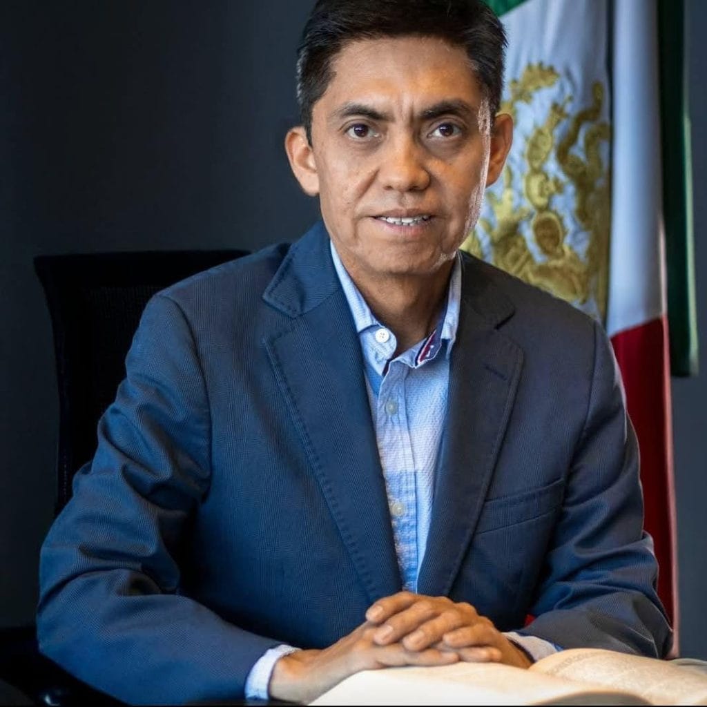 Asesor político en imagen formal, comunicación efectiva y liderazgo en México.
