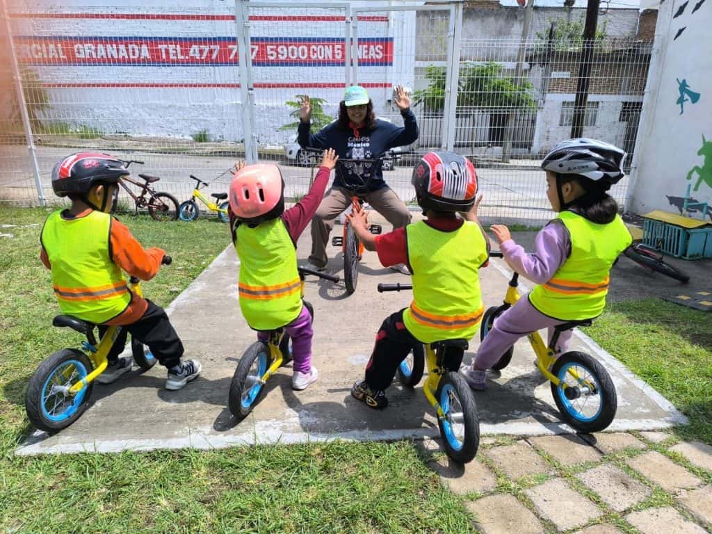 Talleres comunitarios de bicicleta transforman la movilidad en León Diversión y aprendizaje en bicicleta para niños en Cuéntame, motivando habilidades y coordinación al aire libre.