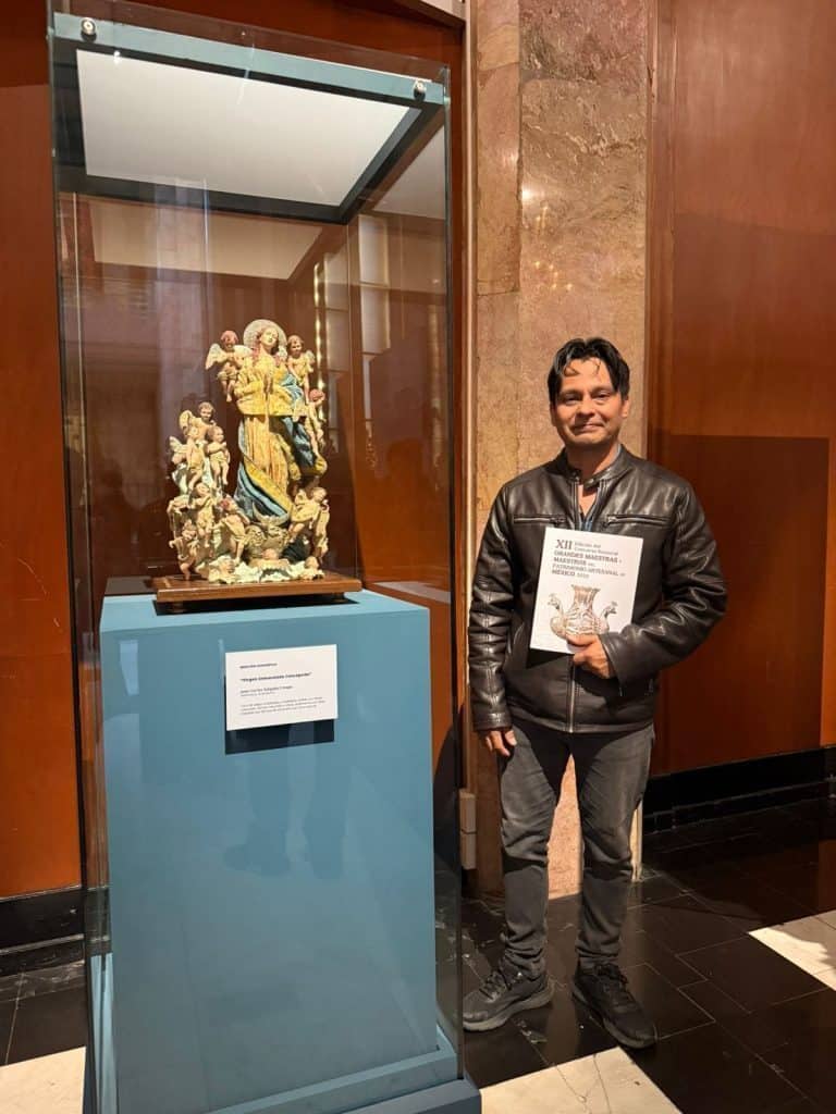 1. Escultura artesanal de santos en exposición en museo de México.